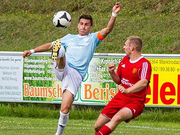 DJK-SV Neufang - VfR Johannisthal: Frank Tucci (links), der Torschütze zum 1:0, nimmt gekonnt vor Michael Schindhelm den Ball aus der Luft an. Foto: Heinrich Weiß