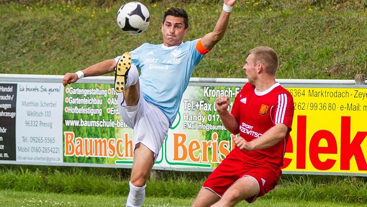 DJK-SV Neufang - VfR Johannisthal: Frank Tucci (links), der Torschütze zum 1:0, nimmt gekonnt vor Michael Schindhelm den Ball aus der Luft an. Foto: Heinrich Weiß
