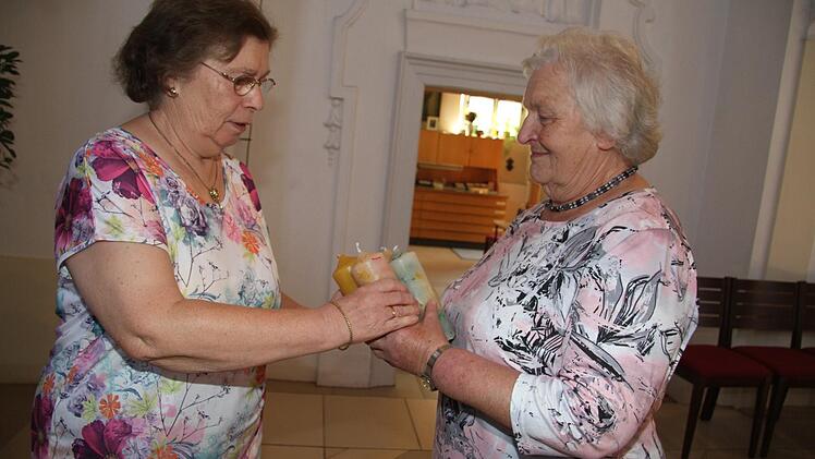 Inge Dremer (links) und Margarethe Eckert haben nicht nur mit dem Binden von Kräuterbüscheln Geld gesammelt, sondern sie fertigen aus Altwachs auch Kerzen für einen guten Zweck.