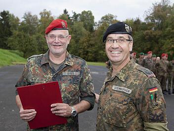 Wolfgang Frey, Angehöriger des Gefechtssimulationszentrums Heer in Wildflecken, wird von Oberst Jürgen Steinberger in den Ruhestand verabschiedet.  Foto: Gefechtssimulationszentrum