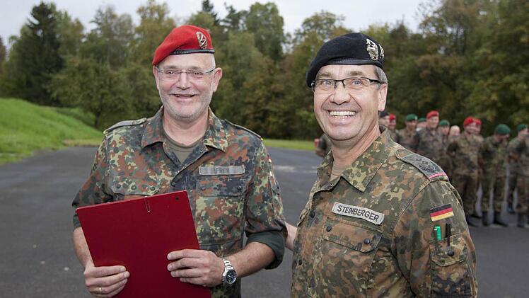 Wolfgang Frey, Angehöriger des Gefechtssimulationszentrums Heer in Wildflecken, wird von Oberst Jürgen Steinberger in den Ruhestand verabschiedet.  Foto: Gefechtssimulationszentrum