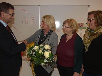 Seit 25 Jahren arbeitet Doris Wehner ( 2. v. l.) bei der Caritas Sozialstation, in Hammelburg und Oerlenbach. Zu ihrem Jubiläum gratulierten Geschäftsführer Ludwig Sauer (l.), Pflegedienstleiterin Christine Unsleber (2. v. r.) und Teamleiterin Margit Geiger (rechts).  Foto: Geiger