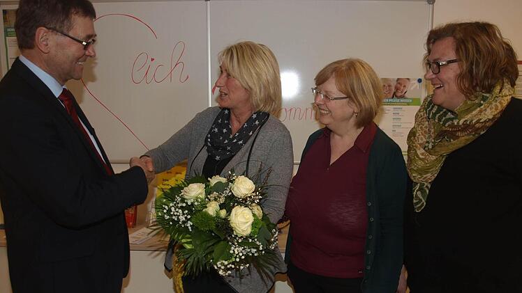Seit 25 Jahren arbeitet Doris Wehner ( 2. v. l.) bei der Caritas Sozialstation, in Hammelburg und Oerlenbach. Zu ihrem Jubiläum gratulierten Geschäftsführer Ludwig Sauer (l.), Pflegedienstleiterin Christine Unsleber (2. v. r.) und Teamleiterin Margit Geiger (rechts).  Foto: Geiger