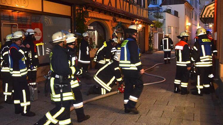 Beim dritten Einsatz innerhalb weniger Stunden musste die Feuerwehr am Mittwochabend einen Wohnungsbrand in der Badgasse löschen.  Foto: Peter Rauch
