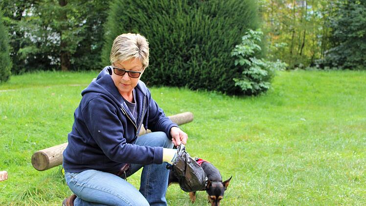 Beim Gassigehen auf Müllsuche: Anita Ortgies mit Hund Gini auf der täglichen Runde durch den Georgi-Park.  Foto: Julia Raab