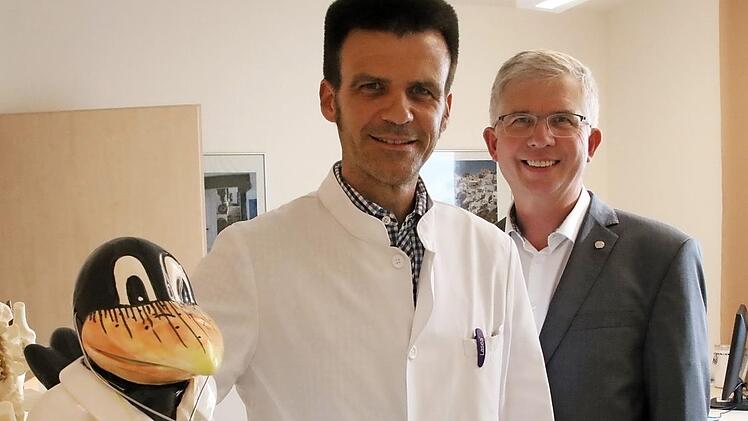 Professor Andrew Ullmann (rechts) besuchte die Arztpraxis von Reinhard Niebler in Kunreuth.