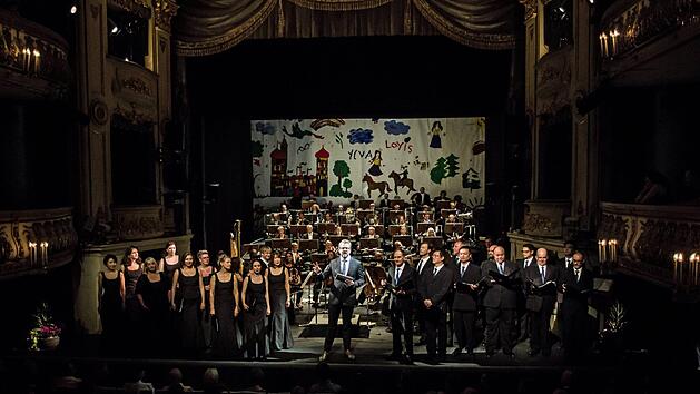 Reichlich Applaus gab es beim Gala-Abend im Landestheater Coburg, moderiert vom neuen Intendanten Bernhard F. Loges.Foto: Jochen Berger