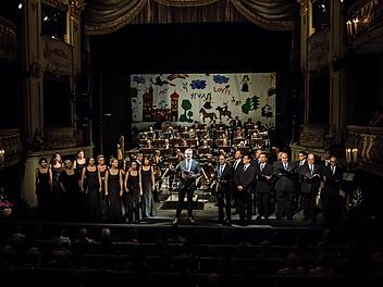 Reichlich Applaus gab es beim Gala-Abend im Landestheater Coburg, moderiert vom neuen Intendanten Bernhard F. Loges.Foto: Jochen Berger
