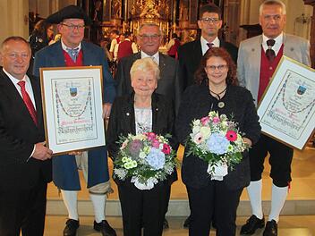Landrat Thomas Bold (l.) überreichte die Kulturehrenbriefe an (vorne v. l.) Ruth Roth und Birgit Schultz sowie (hintere Reihe v. l.) Thomas Hammelmann, Oskar Hein, Richard Kleinhenz und Thomas Bogner.       Winfried Ehling
