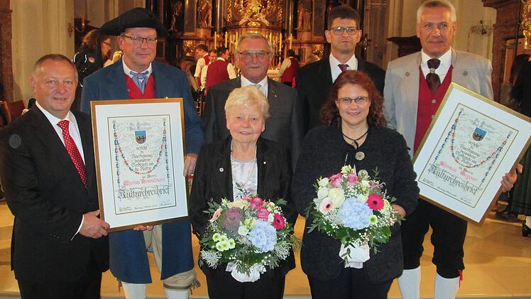 Landrat Thomas Bold (l.) überreichte die Kulturehrenbriefe an (vorne v. l.) Ruth Roth und Birgit Schultz sowie (hintere Reihe v. l.) Thomas Hammelmann, Oskar Hein, Richard Kleinhenz und Thomas Bogner.       Winfried Ehling