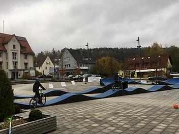 Vor einigen Jahren war auf dem Rathausplatz in Wildflecken ein mobiler Parcours aufgebaut worden, um das Projekt vorzustellen.   Der im Regelfall etwa ein Meter breite Parcours wird mit Wellen und weiteren Elementen wie Steilwandkurven oder Sprüngen versehen. Sebastian Schmitt