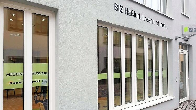 Via Fenster gibt das Bibliothekszentrum in seiner Hauptstelle am Marktplatz in Haßfurt künftig Bücher aus.  Foto: Bernadette Schramm/Biz