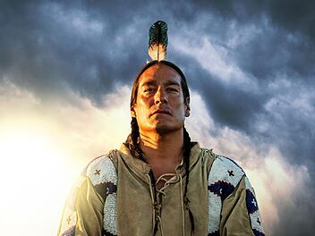Im Rahmen des Themenwochenendes zur Geschichte Nordamerikas zeigt der HISTORY Channel am 6. September, 20.15 Uhr, erstmals "Sitting Bull", die Geschichte des legendären Anführers der Lakota. Die Titelfigur wird gespielt von Michael Spears (Foto), selbst ein Angehöriger des Volks der Lakota.