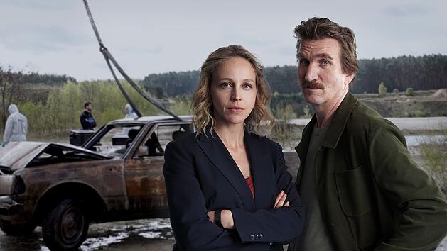 Die ehrgeizige Strafverteidigerin Sophia Dreyer (Petra Schmidt-Schaller) rollt den Fall neu auf, den Kommissar Matzen (Karsten Antonio Mielke) längst abgehakt hatte. Übel nimmt es der Ermittler der Juristin jedoch nicht, die beiden finden sich schnell sympathisch.