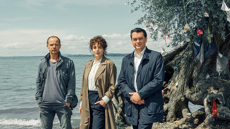 Ein eher seltenes Bild für die ZDF-Krimireihe "Die Toten vom Bodensee": Micha Oberländer (Matthias Koeberlin, links), Mara Eisler (Anna Werner Friedmann) und Thomas Komlatschek (Hary Prinz) ermitteln diesmal hin und wieder bei Sonnenschein.