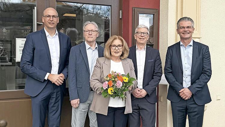 Nach &uuml;ber 40 Jahren wurde Helga Maurer (Mitte) im Rahmen einer Feierstunde in Bad Kissingen in den Ruhestand verabschiedet. Auf dem Bild (von links): Vorstand Rainer Geis, Hans-J&uuml;rgen Maurer, Helga Maurer, Vorstand J&uuml;rgen Klubertanz und Vorstand M...