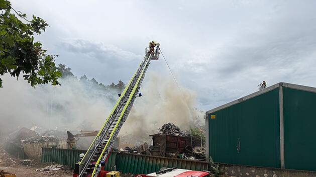 Gro&szlig;brand in Entsorgungsfachbetrieb: Warnung an die Bev&ouml;lkerung