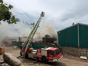 Gro&szlig;brand in Entsorgungsfachbetrieb: Warnung an die Bev&ouml;lkerung