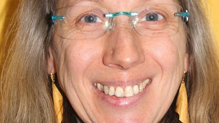 Anna James (54), Bad Kissingen: "Ich bin ein- bis zweimal die Woche in der Wärmestube, zum Kaffeetrinken oder Mittagessen. Ich bin alleinstehend und die Kinder sind aus dem Haus. Da ist es einfach schöner, in einer Gemeinschaft zu essen. Man kriegt ein schönes Hallo und es haben sich inzwischen auch Freundschaften entwickelt. Die Leute hier urteilen nicht über mich, genauso wie ich nicht über sie urteile. Montags von 10 bis 13 Uhr spielen wir immer Skipper, da ist jeder herzlich willkommen. "