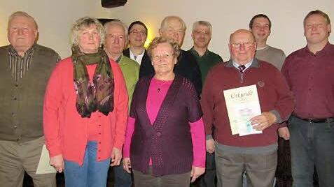 Seit vielen Jahren Mitglied sind (von links) Bernhard Fuß (40 Jahre), Anita und Werner Pühn (je 25 Jahre), Johanna Trapper (25), Josef Dierauf (25), Josef Geldner (40), und Christoph Storath (25) - es gratulieren von der Vorstandschaft Benedikt Krüger (4. von links) sowie Rudolf Dirauf und Hermann Pornschlegel (4. von rechts und ganz rechts).