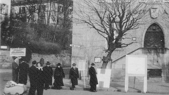 Der Neustart für die Demokratie war nach missglückter Weimarer Republik und Nazi-Herrschaft schwer. In Bad Brückenau gab es 1946 die erste Kommunalwahl nach dem Zweiten Weltkrieg, bei der ein amerikanischer Soldat dieses Bild vor dem Postamt machte. Bei der Kommunalwahl im April 1948 trat dann die Parteilose Wählergruppe Bad Brückenau zum ersten Mal an, von 1952 bis 2010 stellte sie den Bürgermeister. Foto: Archiv