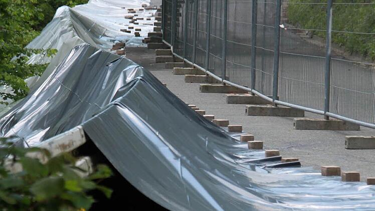 Der abgerutschte Hang am Fuß des Banzbergs ist gegen weitere Erosion mit Plastikplanen gesichert