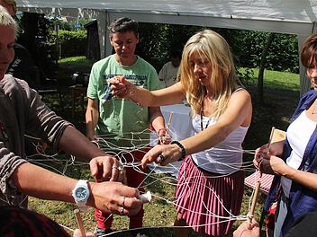 Symbolisch knüpften die Betreuer ein (soziales) Netz, das die engen Beziehungen zu den Bewohnern darstellte. Das Wohnheim der Lebenshilfe in der Würzburger Straße, das am Samstag 30-jähriges Bestehen feierte, ist das älteste der Einrichtungen in Hammelburg. Fotos: Gerd Schaar