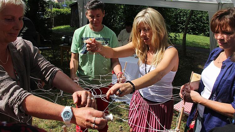 Symbolisch knüpften die Betreuer ein (soziales) Netz, das die engen Beziehungen zu den Bewohnern darstellte. Das Wohnheim der Lebenshilfe in der Würzburger Straße, das am Samstag 30-jähriges Bestehen feierte, ist das älteste der Einrichtungen in Hammelburg. Fotos: Gerd Schaar