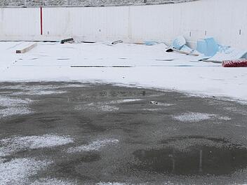 Ein Teil der bereits aufgebrachten Eisfläche ist wieder abgetaut. Schuld sind Luftpolster unter bröckelndem Beton. Foto: Jochen Nützel