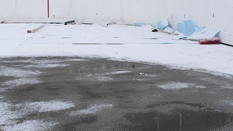 Ein Teil der bereits aufgebrachten Eisfläche ist wieder abgetaut. Schuld sind Luftpolster unter bröckelndem Beton. Foto: Jochen Nützel