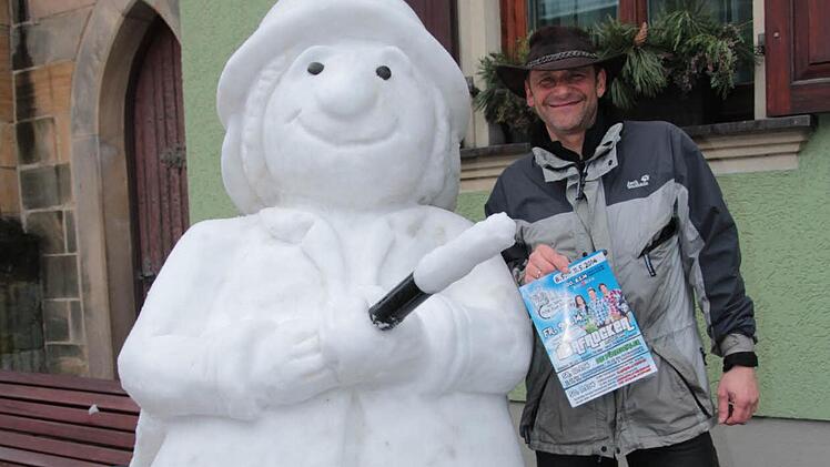 Franz Knauer und sein neuester Streich: Zum 150. Geburtstag der Feuerwehr Scheßlitz hat er einen Feuerwehrmann aus Schnee modelliert.  Foto: Ferdinand Merzbach