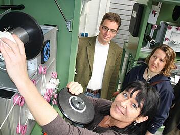Bevor die Tränkanlagen das Werk in Steinach verlassen, prüft Barbara Schultheis (vorne) sie durch. Im Hintergrund schauen ihr Gechäftsführer Kai und Michaela Boockmann über die Schulter. Fotos: Ralf Ruppert