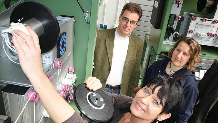 Bevor die Tränkanlagen das Werk in Steinach verlassen, prüft Barbara Schultheis (vorne) sie durch. Im Hintergrund schauen ihr Gechäftsführer Kai und Michaela Boockmann über die Schulter. Fotos: Ralf Ruppert