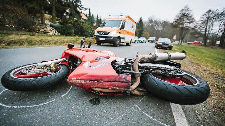 Am Donnerstagnachmittag verunglückte ein 49-Jähriger Motorradfahrer in Fischbach.  Foto: Hendrik Steffens