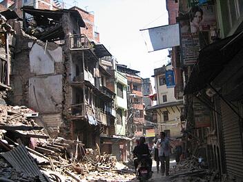 Im Erdbebengebiet von Nepal ist die deutsche Notärztin Birgit Kirsch aus Bad Königshofen seit Beginn der Katastrophe. Die Chirurgin macht sich seit 2002 für Nepal stark und arbeitet dort in ihrer Urlaubszeit. Derzeit ist sie in Harmi und Umgebung unterwegs. Dort wurden Wasserfilter übergeben. Foto: Birgit Kirsch