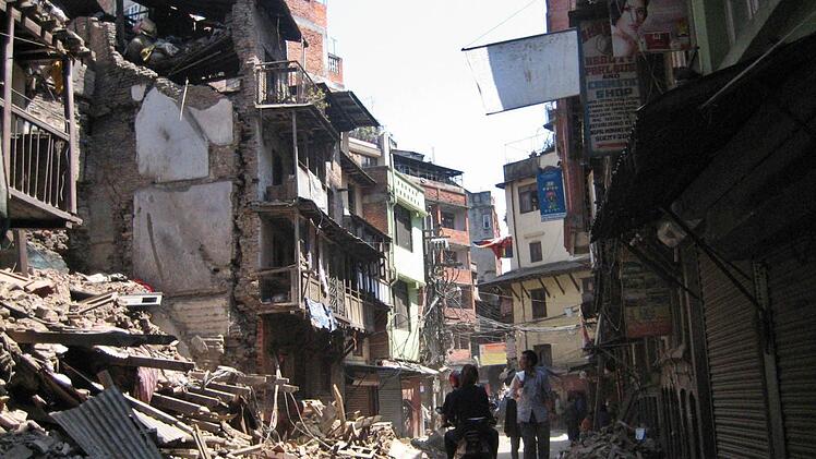 Im Erdbebengebiet von Nepal ist die deutsche Notärztin Birgit Kirsch aus Bad Königshofen seit Beginn der Katastrophe. Die Chirurgin macht sich seit 2002 für Nepal stark und arbeitet dort in ihrer Urlaubszeit. Derzeit ist sie in Harmi und Umgebung unterwegs. Dort wurden Wasserfilter übergeben. Foto: Birgit Kirsch