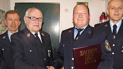Vorsitzender Johannes Schulz ehrt seinen Stellvertreter Stefan Büttner, der auch Kommandant der aktiven Truppe ist, für 30 Jahre Mitgliedschaft in der Freiwilligen Feuerwehr Lützelbuch. Es gratulierten auch Kassierer Wolfgang Weber (links) und Schriftführer Burkhard Metze (rechts).  Foto: Martin Koch