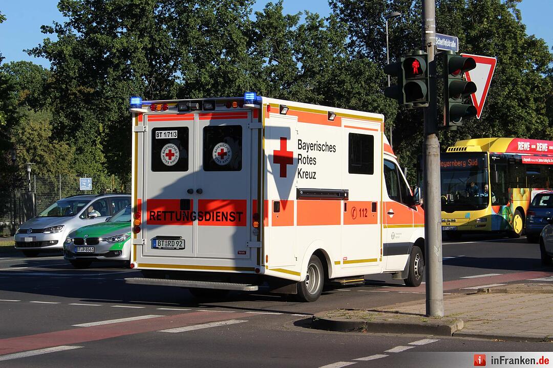 Frontalcrash zweier Pkw im Kreuzungsbereich - Beide Fahrerinnen schwer verletzt