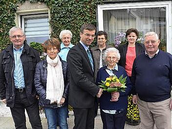 Dritter Bürgermeister Markus Wich (Mitte) überreichte Friederika Baierlipp zum 90. Geburtstag einen Blumenstrauß. Zum Ehrentag kamen auch die Söhne Willi (links), Erich (rechts) und Tochter Heidi Geiger (hinten rechts) sowie weitere Gratulanten.  Foto: K.- H. Hofmann