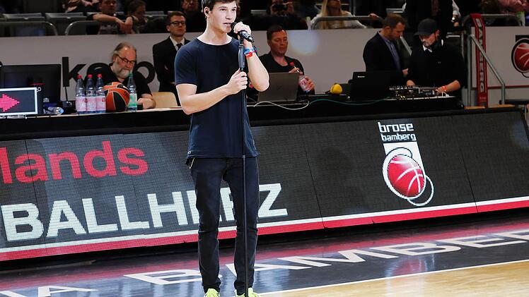 Wincent Weiss sang drei Lieder am Donnerstagabend von seinem am 14. April erscheinenden Album "Irgendwas gegen der Stille" in der Pause im Spiel Brose Bamberg - Maccabi Tel Aviv. Foto: Daniel Löb