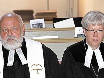 Dekanin Richter zeigte im Gottesdienst die Verdienste von Pfarrer Segenschmidt auf.  Fotos: Michael Wunder