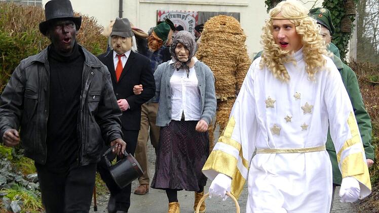 Strohberta-Umzug in TrebgastFoto: Dieter Hübner