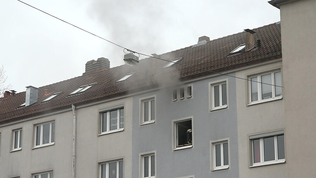 Feuerwehr rettet Mann aus brennendem Wohnhaus in Nürnberg