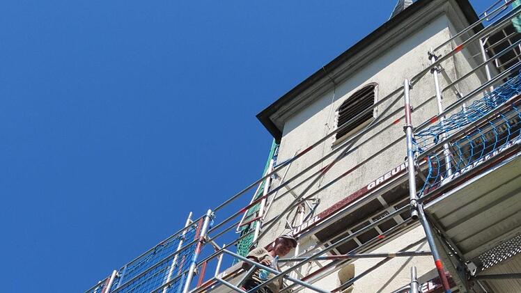Die Wirmsthaler Kirche ist von Gerüsten umgeben. Foto: Doris Bauer