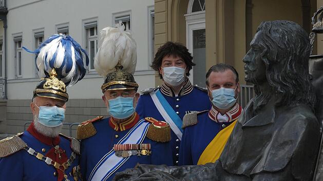 Viermal königlich-bayerisches blau: Prinzregent Luitpold (von links), König Ludwig III., König Ludwig I. sowie König Maximilian II. präsentieren sich corona-zeitgemäß mit Schutzmaske.  Siegfried Farkas