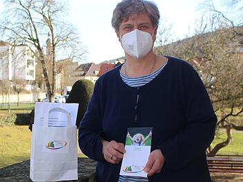 Aus der Situation das Beste machen:  Elisabeth Kinalele verteilt kleine Geschenktütchen, um in Kontakt mit den Familien zu bleiben.