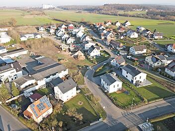 Auf dem freien Grundstück am Steinweg in Unteraurach errichtet die Gemeinde Stegaurach eine Kinderkrippe. Dafür sind im Haushalt 750 000 Euro eingeplant.