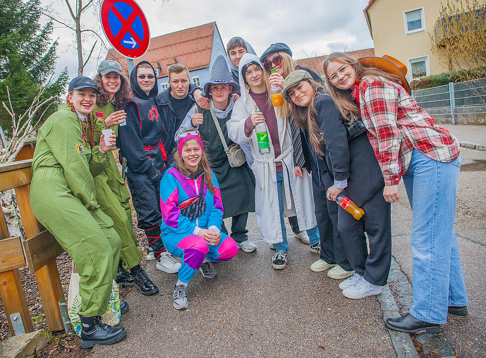 Tausende Narren und Närrinnen feierten auf der Straße
