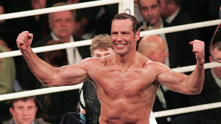 So sieht ein Sieger aus: Nach dem Sieg gegen Virgil Hill 2007 ließ Henry Maske die Muskeln spielen.