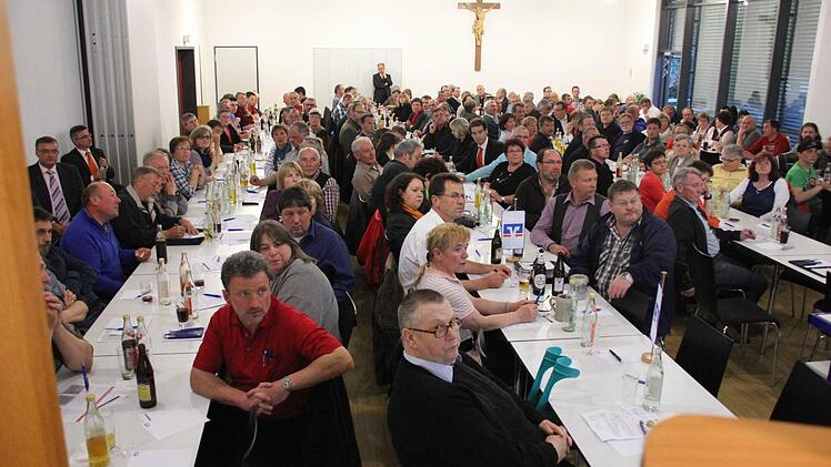 Über 200 Vereinsvertreter waren in den überfüllten Pfarrsaal gekommen. 50 weitere stehen schon auf einer Vormerkliste für die nächste Informationsveranstaltung im September.